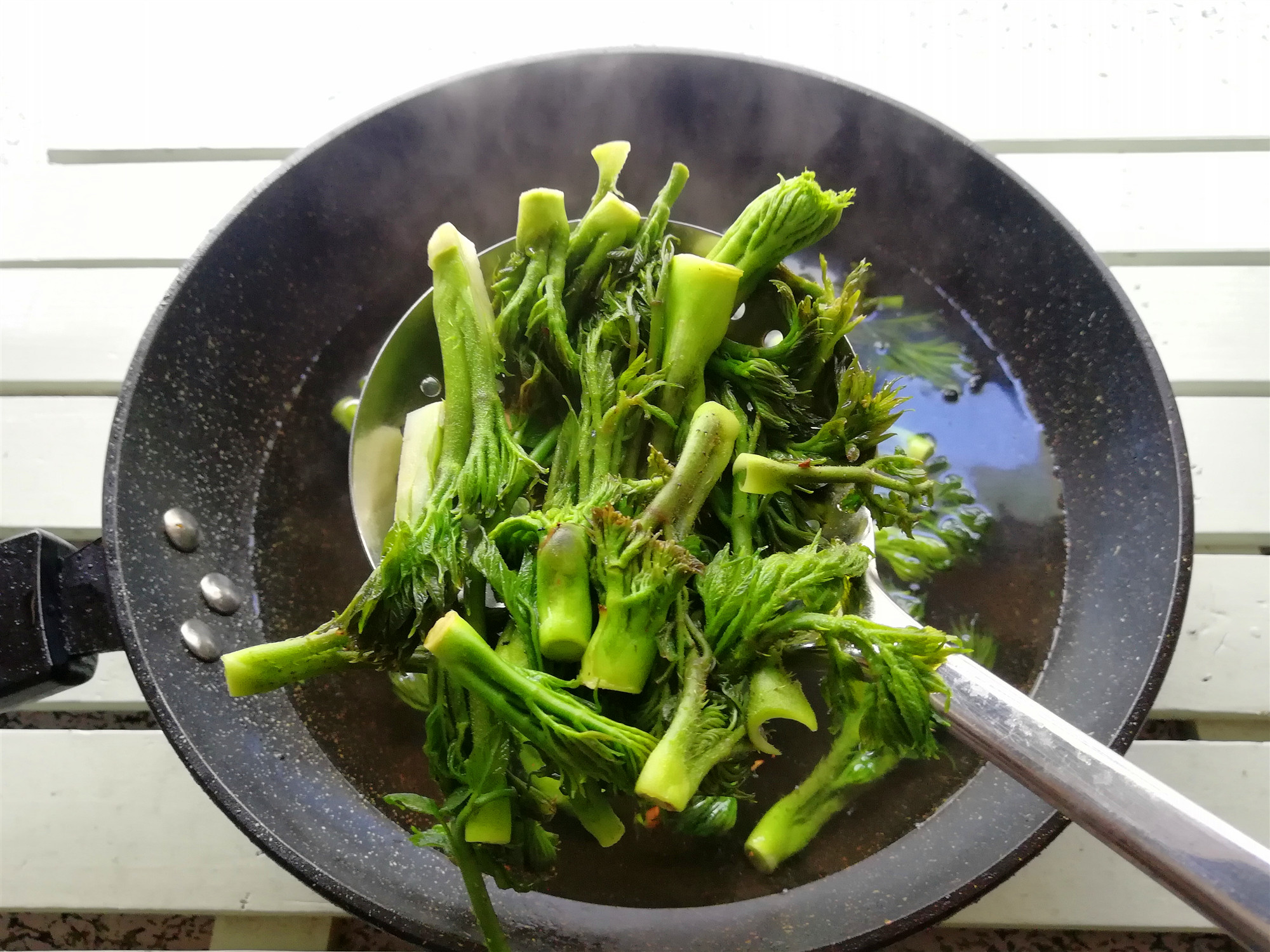 原创东北五月野菜香,这种野菜被誉为树上人参外地吃不到,营养高
