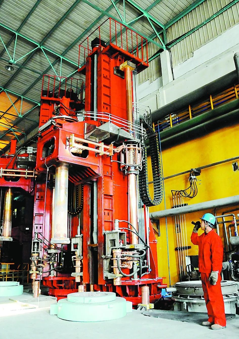 第三炼钢厂电渣作业区甲班员工杨帆生产前对15吨电渣炉进行检查确认