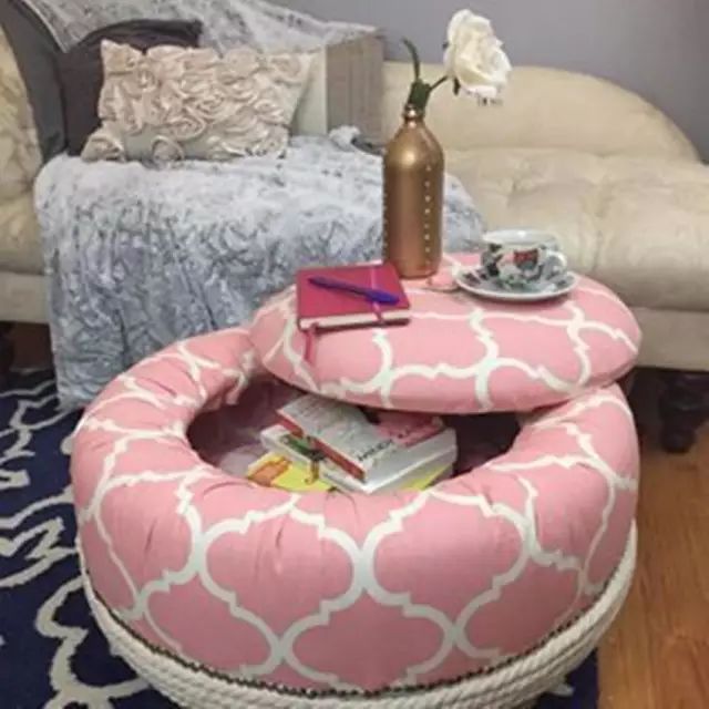 宠物床将旧轮胎清洗干净后,用刀切出一个小口以便宠物可以进出,再贴上