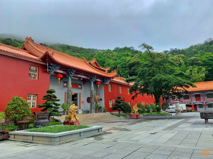 灵岩寺在丫山景区外,但景区的电瓶车可以带你到这里.