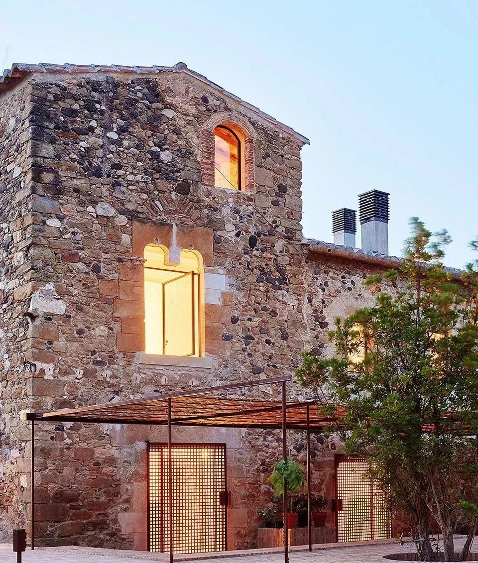 【慢游 · 分享】废旧石头变成了民宿的墙,"糙"美