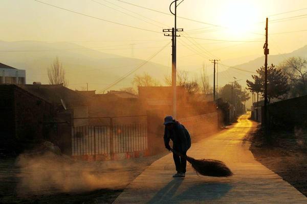 远行时嘱咐你常写信都三十大几了还把你当孩子抓住你的胳膊拍打灰尘