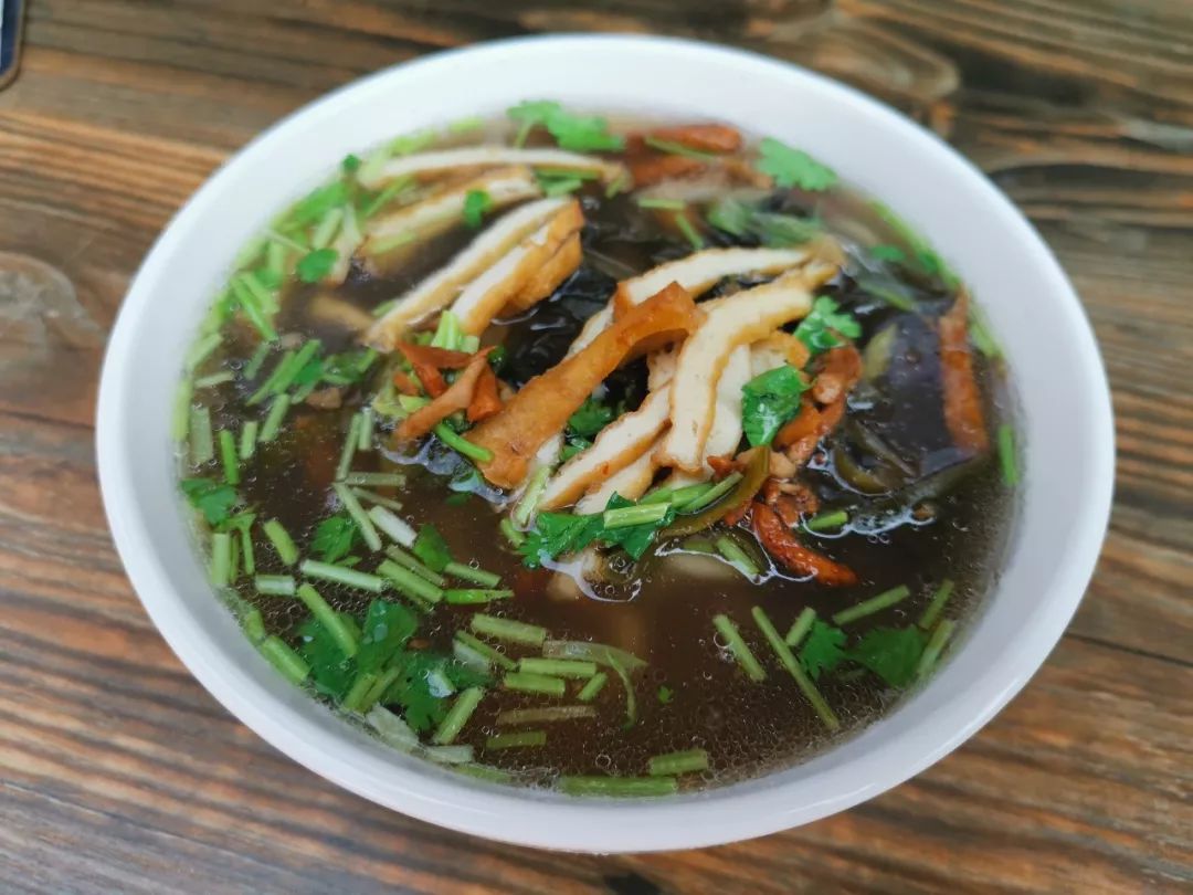 晋源炝锅面的灵魂在于煮炖肉骨后那一份浓郁的高汤,肉丝,海带,豆腐丝