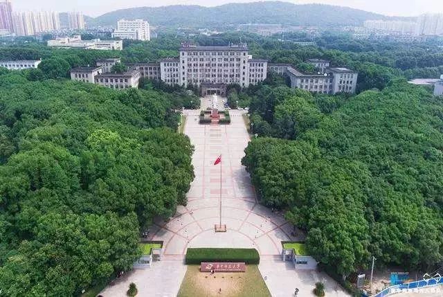 第二站:華中科技大學03育才學子來到武大,觀賞了校園景色,領略了高校