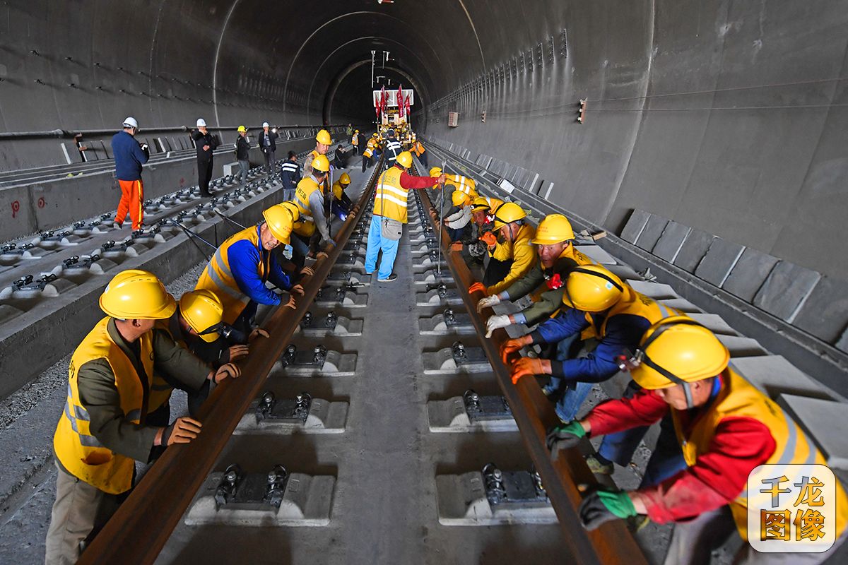 崇礼铁路最长隧道铺轨 京张高铁铺轨完成64%