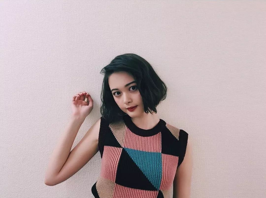 玉城的整体风格偏甜美可爱多一些.