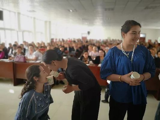 新時代新女性皮山縣婦工委宣講團在城鎮街道開展婦女宣講活動