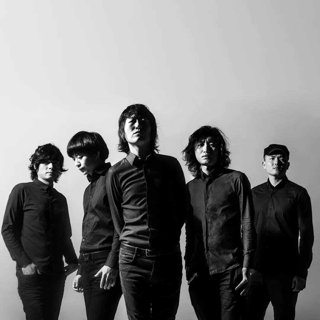 曾出版乐队专辑《请给我放大一张表妹的照片》2005《脚步声阵阵》2008