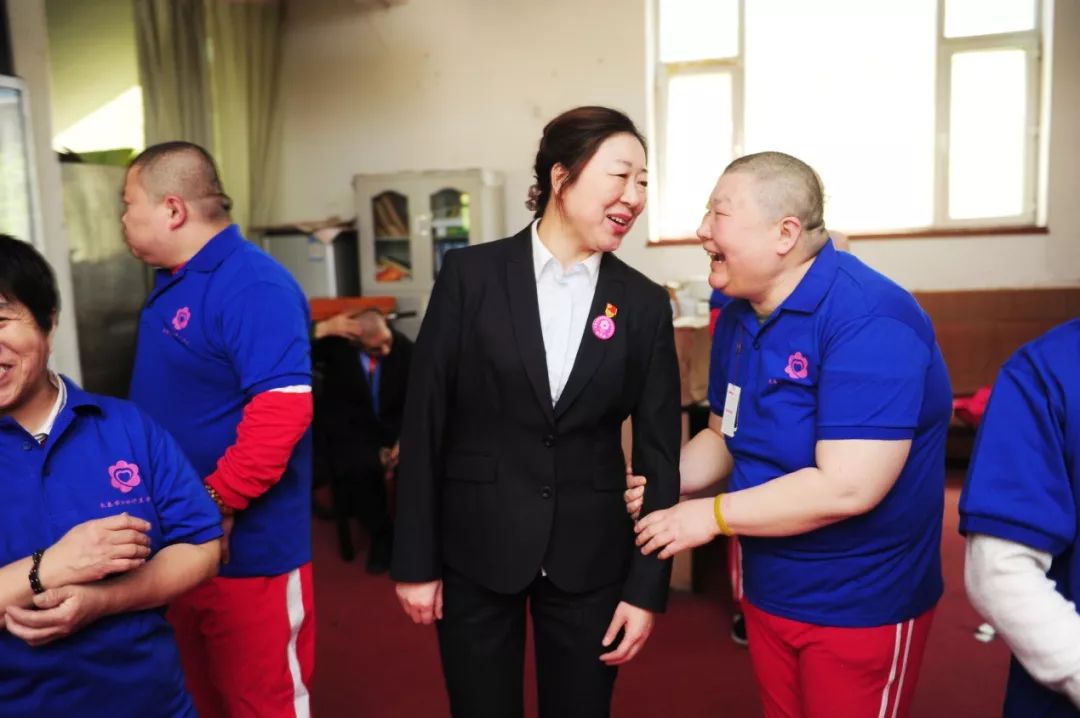 护理服务周祥和安养院的休养人员和护工幸福地笑了