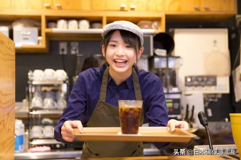 日本女孩在咖啡馆打工,笑容甜很热情,相信生意一定不错!