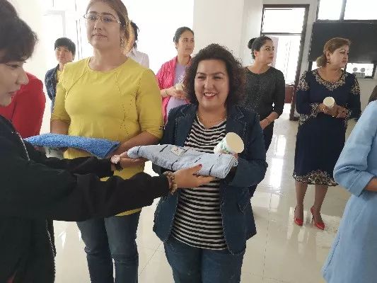 新时代新女性皮山县妇工委宣讲团在城镇街道开展妇女宣讲活动