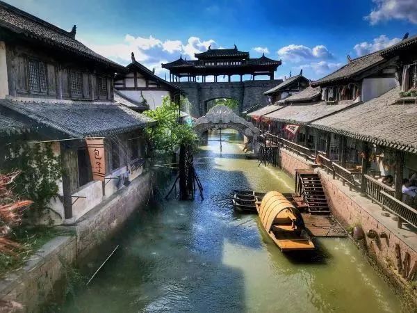 象山影视城内有襄阳城,归云庄,绝情谷,陆家庄,活死人墓,水帘洞等景点