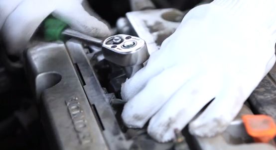 别被4s店忽悠!你自己也能更换火花塞