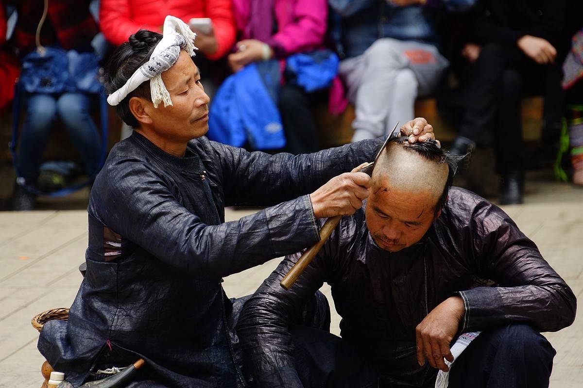 贵州民族村寨精选岜沙苗寨这里保留着剪刀剃头等风俗