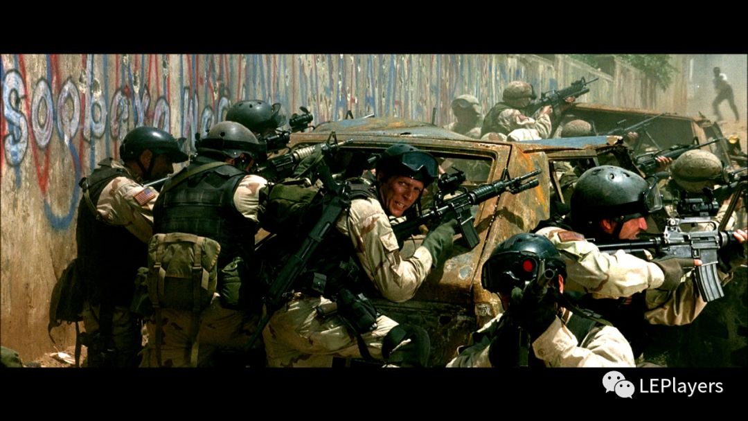 《黑鹰坠落》剧照,可以看到很多三角洲的行动人员都只使用了红点瞄具