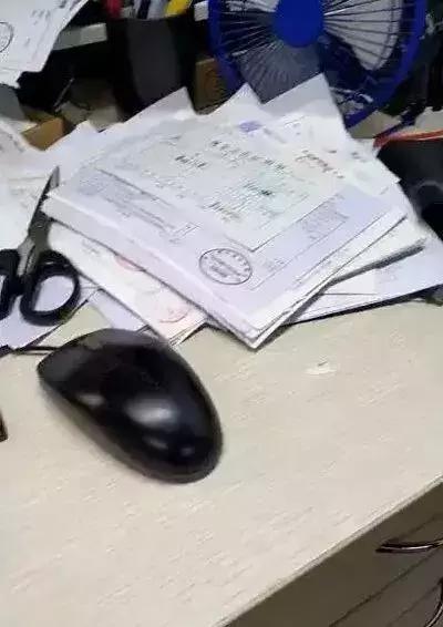 为什么会计的桌子都那么乱?_办公桌