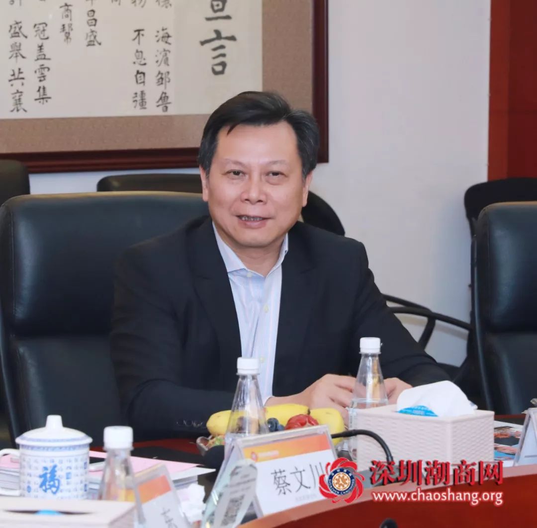 雄(代表)(右)发言名誉会长黄少钦(代表)(左)发言创会会长吴开松(右