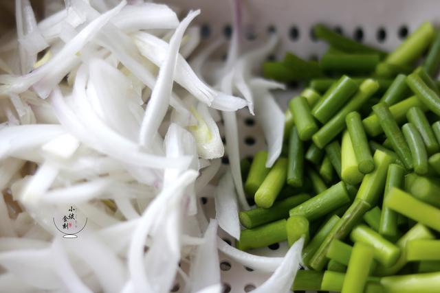 第二步:洋葱去掉外皮冲刷清洁,切成洋葱丝,蒜苔洗濯清洁切成段备用;第