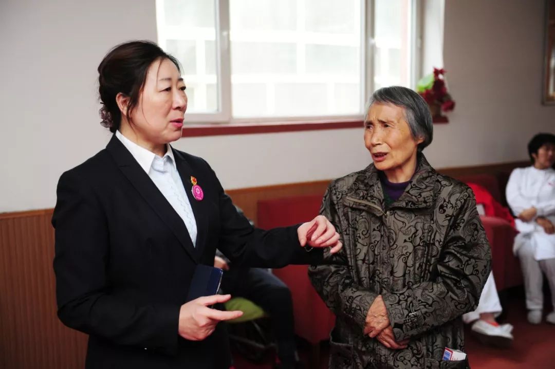 护理服务周祥和安养院的休养人员和护工幸福地笑了