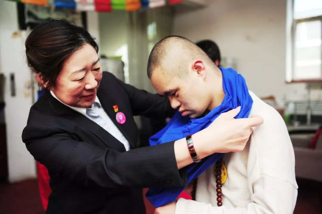 护理服务周祥和安养院的休养人员和护工幸福地笑了