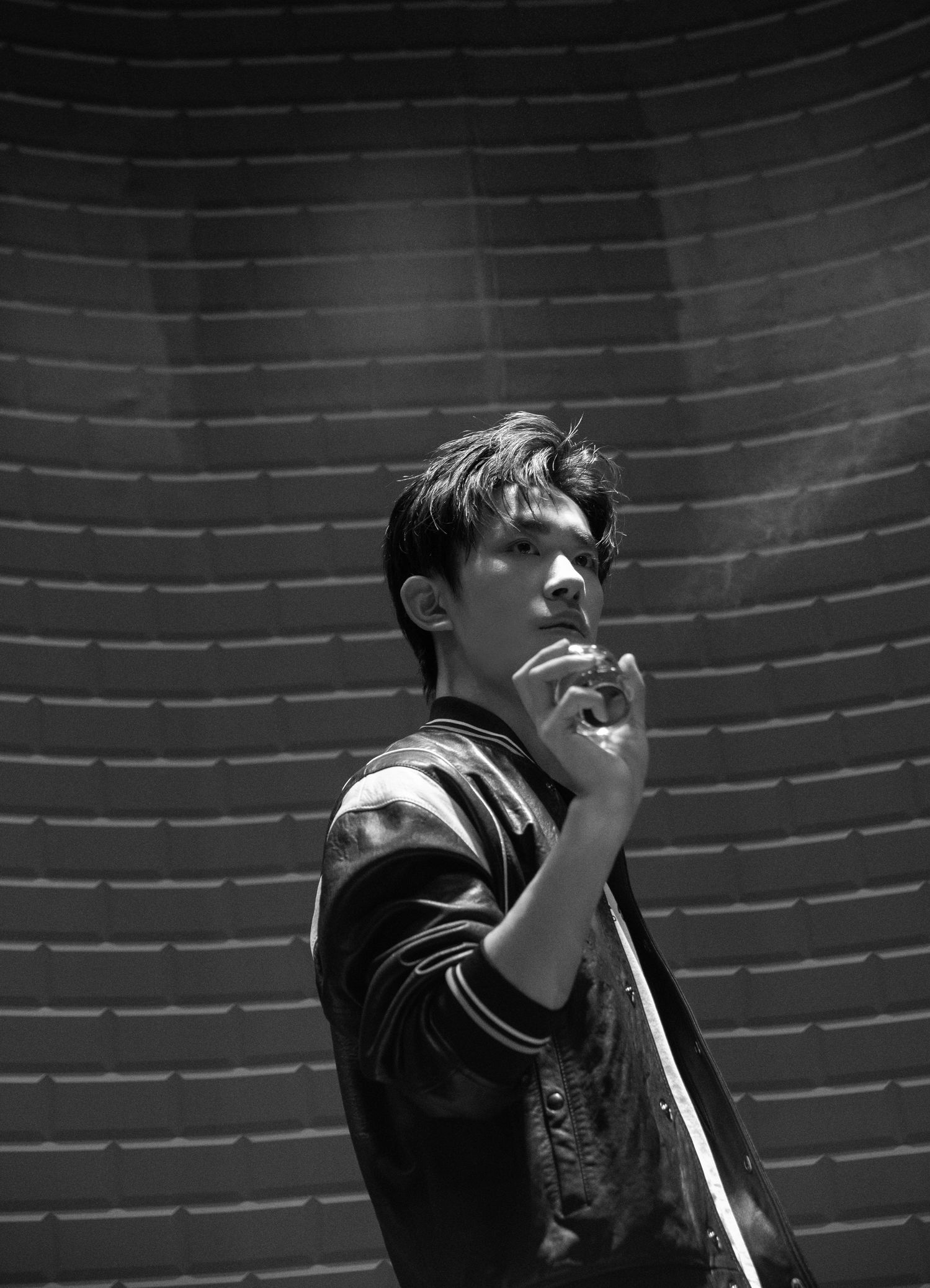 易烊千玺代言新物料随心无拘自在不羁帅中有内涵