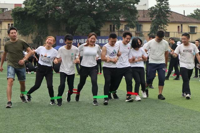 比赛前8人并排,用绑腿绳系住两人的一腿,队员排纵队起点线上准备,听从