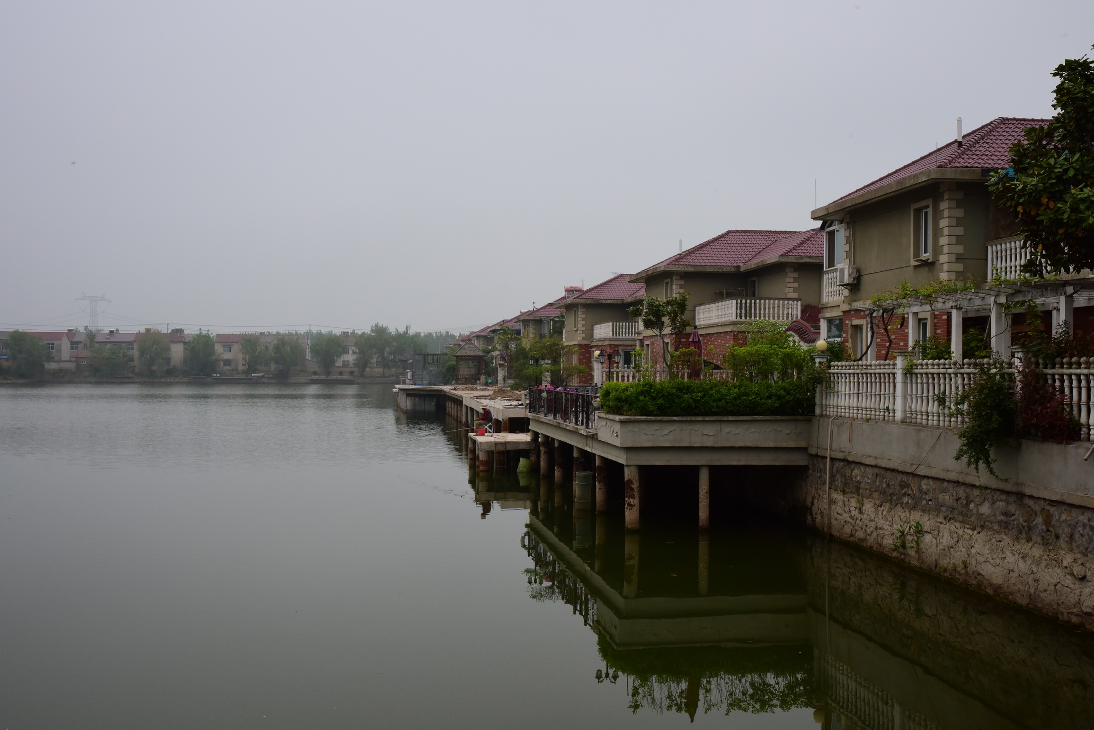 行走在徐州市三堡街道摩尔庄园,这里的景色如画