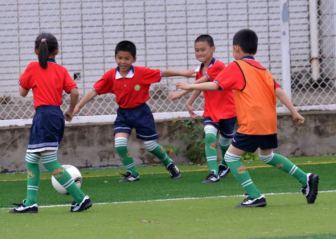 南安市小學體育骨幹教師送教送研下鄉活動在豐州西華小學舉行_足球