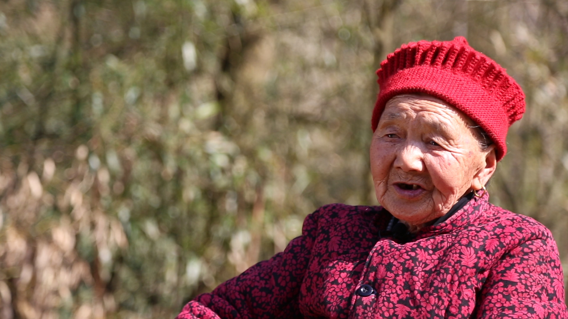 84岁老人邓秀英:生活如山,跋涉如歌,过日子就像唱山歌 用一辈子去坚持