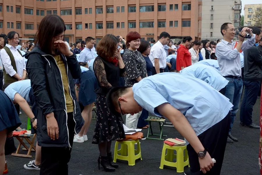 学生们深深鞠躬,感谢父母教养之恩