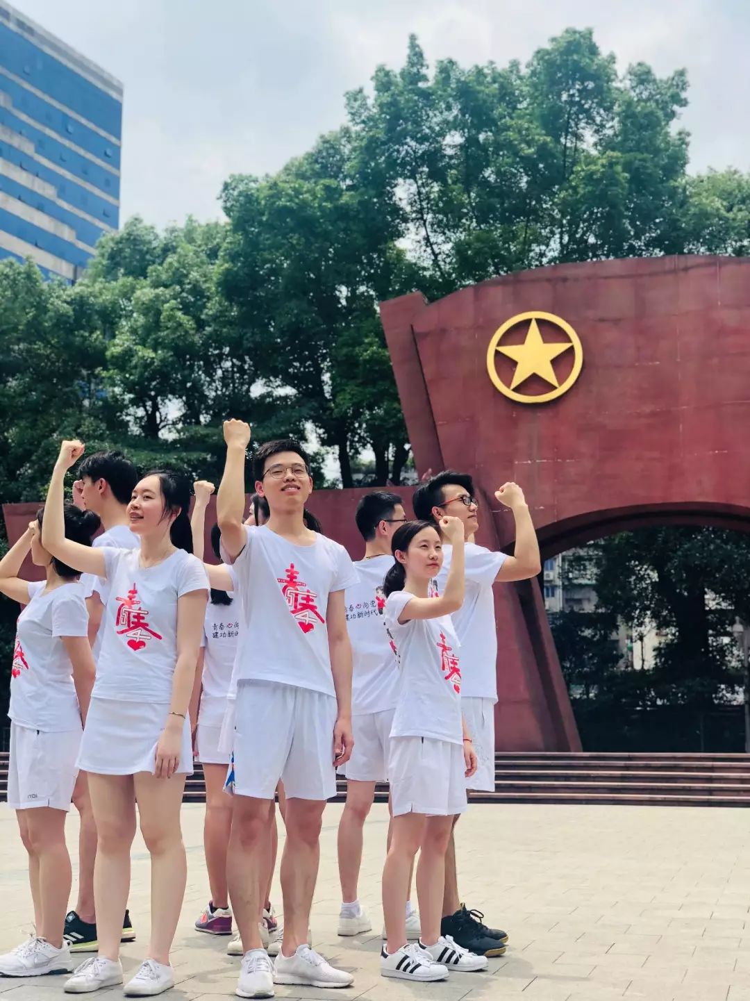 这是4月23号我们广东分行小伙伴们在团一大广场进行快闪活动的合影