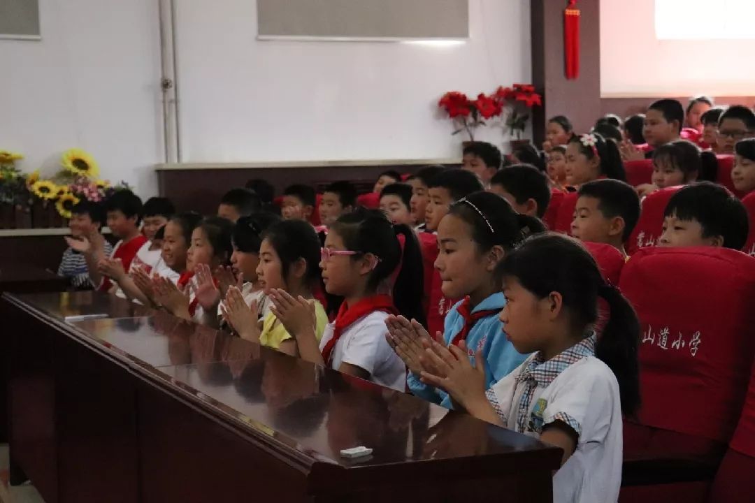 继之关注高雅艺术进校园师大学子走进嵩山道小学