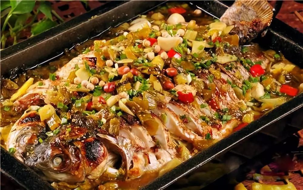 浓郁的酸菜配上微微的辣椒,让人多吃三碗饭也不为过.