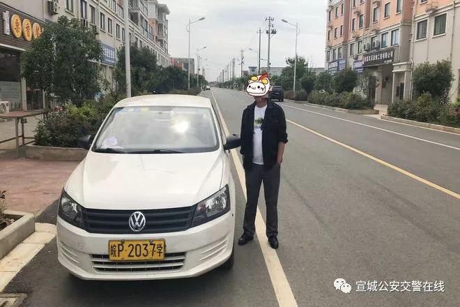 经济开发区恰宇大道附近有驾校的教练车在练车,学员车在路面缓慢行驶