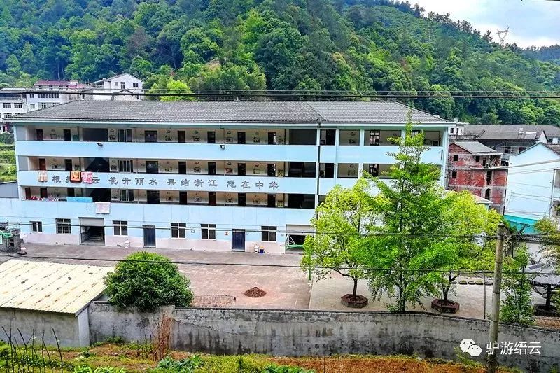 更有省农村示范性学校——缙云县长坑小学,该学校以自己的文明,勤奋