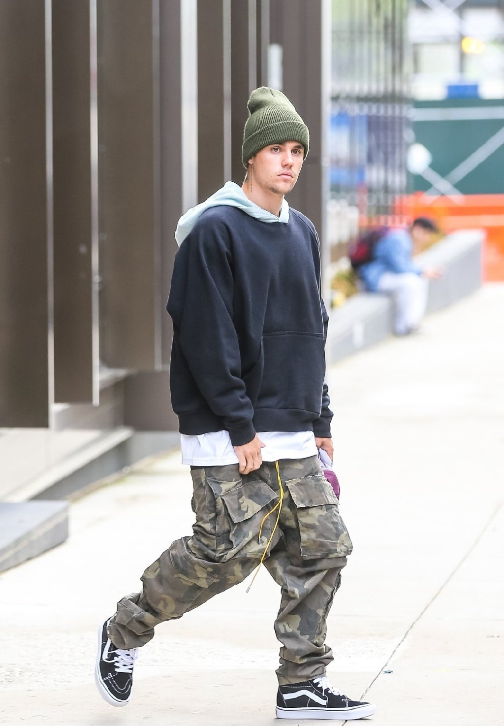 贾斯汀·比伯新单上线在街头哼歌自嗨!发现被拍照后表情瞬间凝固_风格