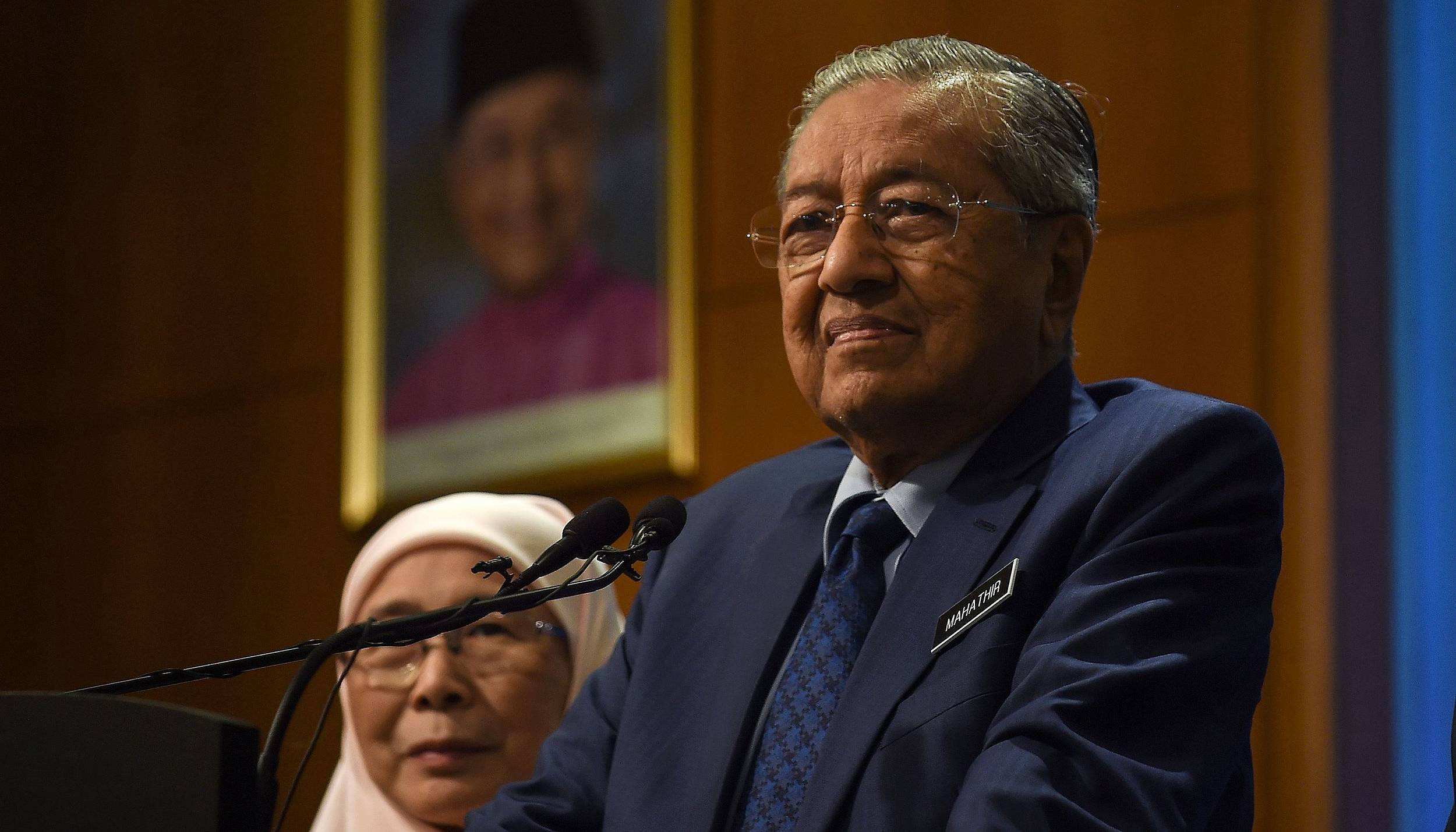 马哈蒂尔:自己的领导表现不逊于特朗普丨微评:非也