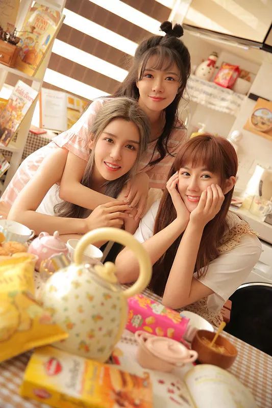 电竞女神团写真照苍姐依旧容颜不老