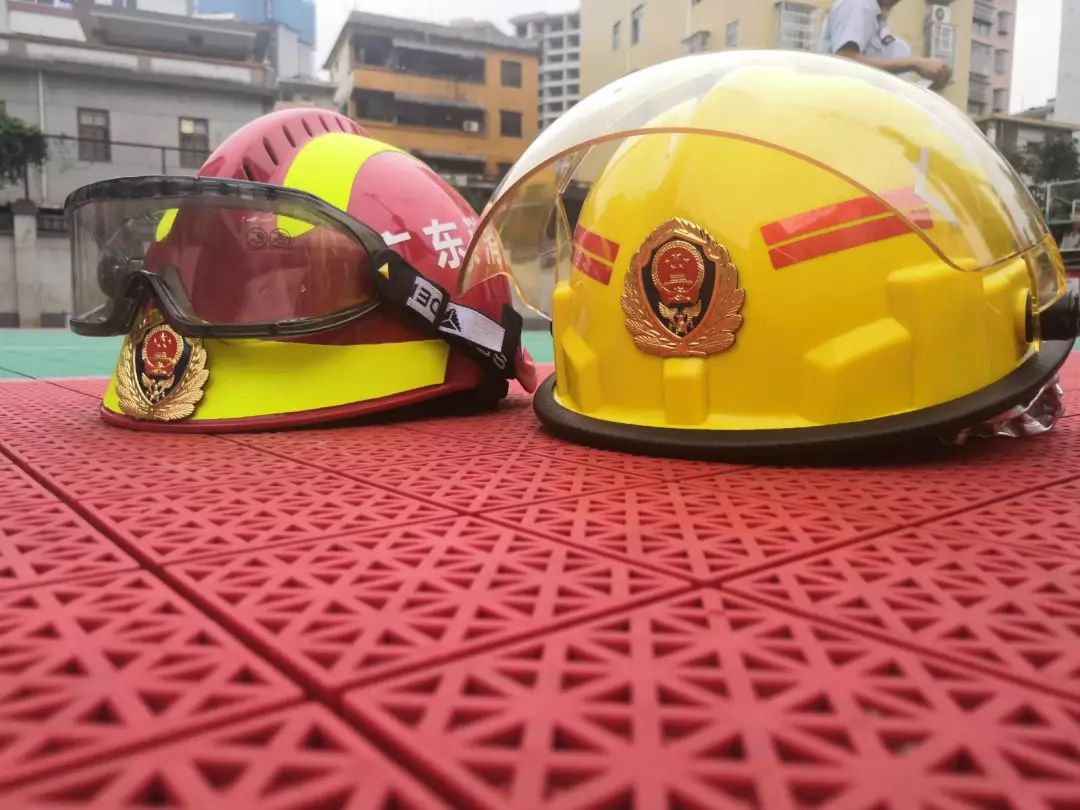 首先是给新的消防头盔,抢险救援头盔等单位标识制作为"广东消防"字样