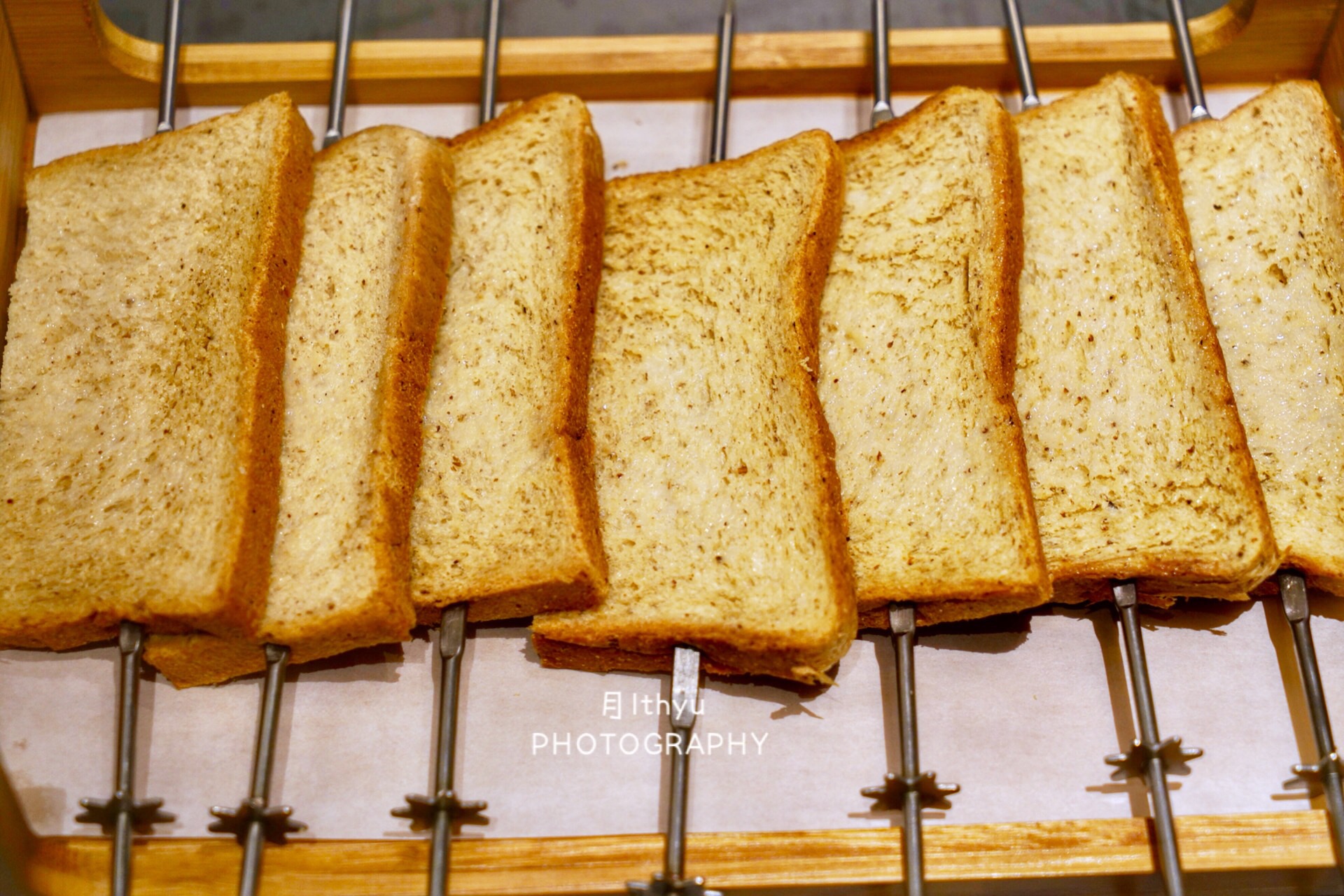 还有着烤面包片,脆脆香香的外皮,内里带着一丢丢软心意料外的好吃.