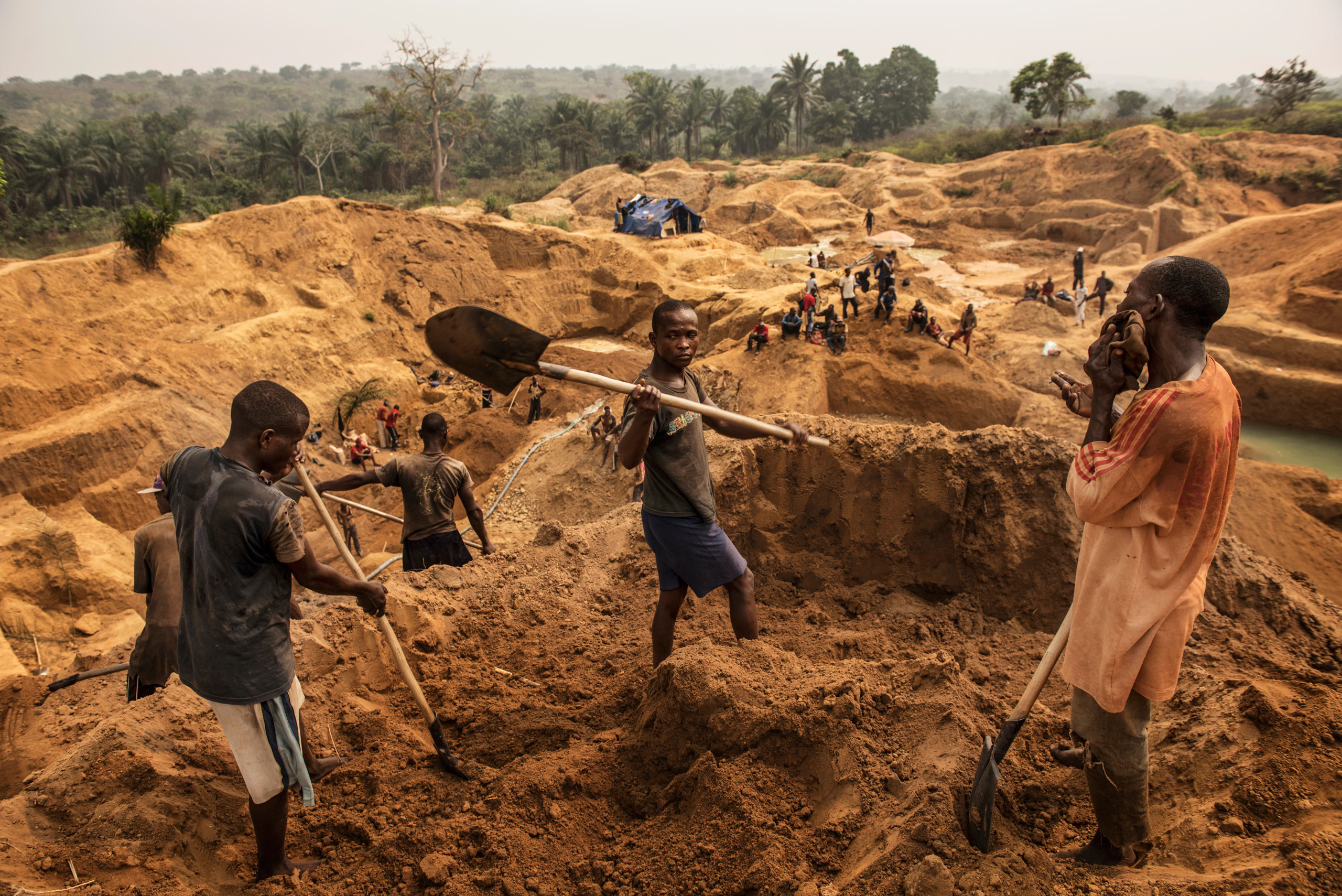 非洲第二大国:矿产资源价值163万亿,却仅2%的国民月薪破千