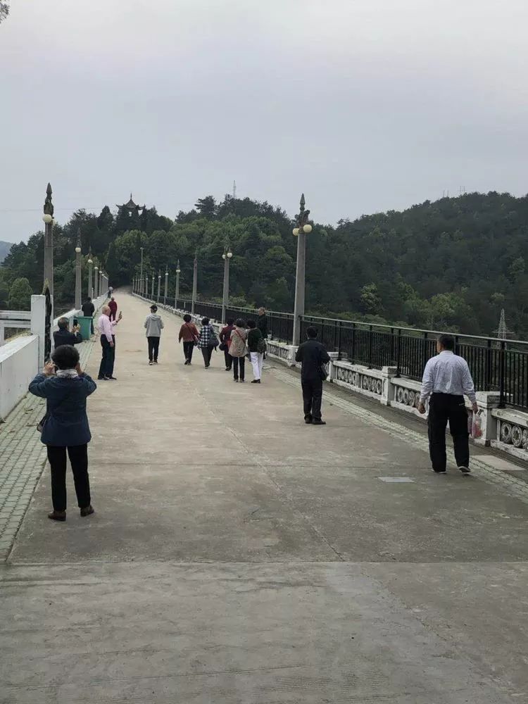 鍋巴粥加土菜快速參觀聞一多紀念館 瞻仰了聞一多先生雕像一群同齡同