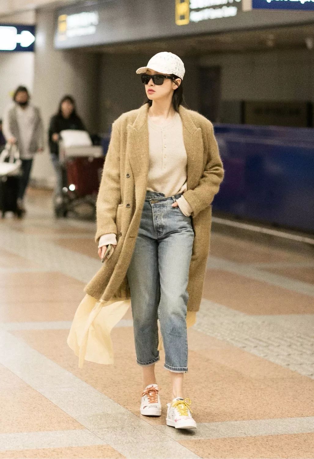 超火chanel菲董涂鸦鞋她们怎么搭