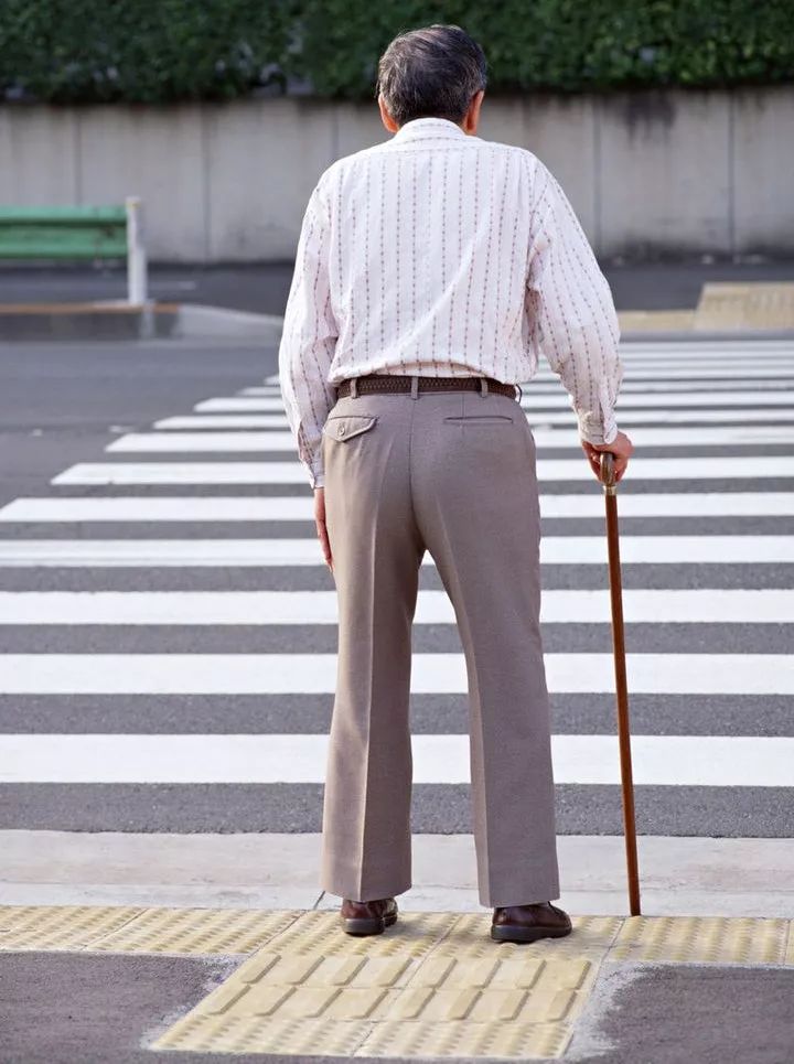 很多老人走路时喜欢弯着腰,时间一长,容易挤压到胸腔,胸腔范围就会