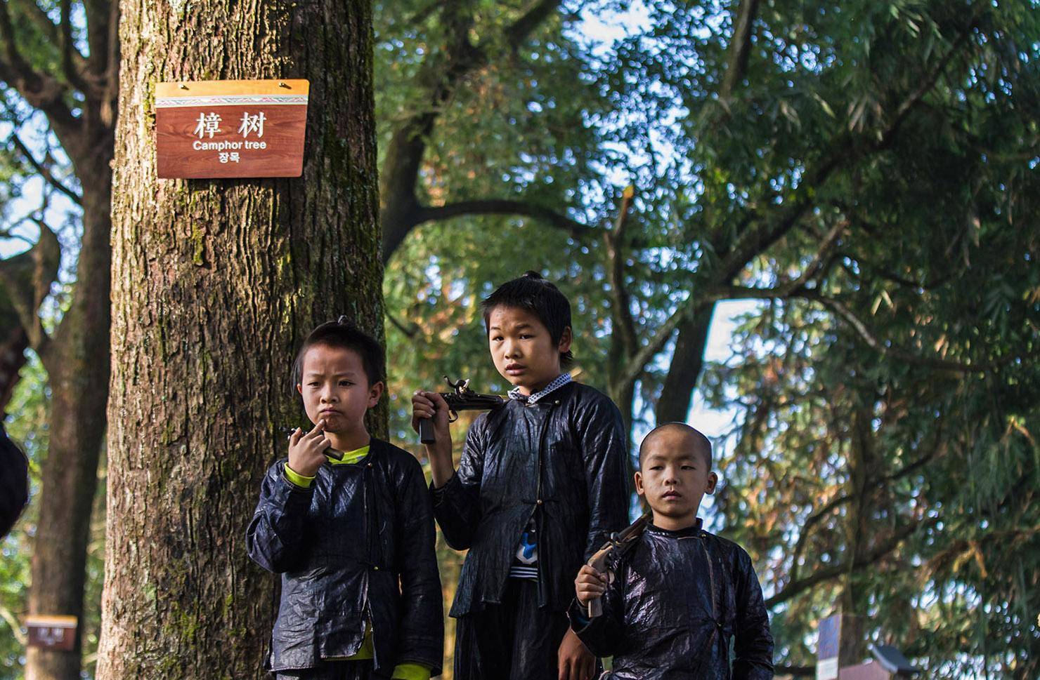 贵州民族村寨精选岜沙苗寨这里保留着剪刀剃头等风俗