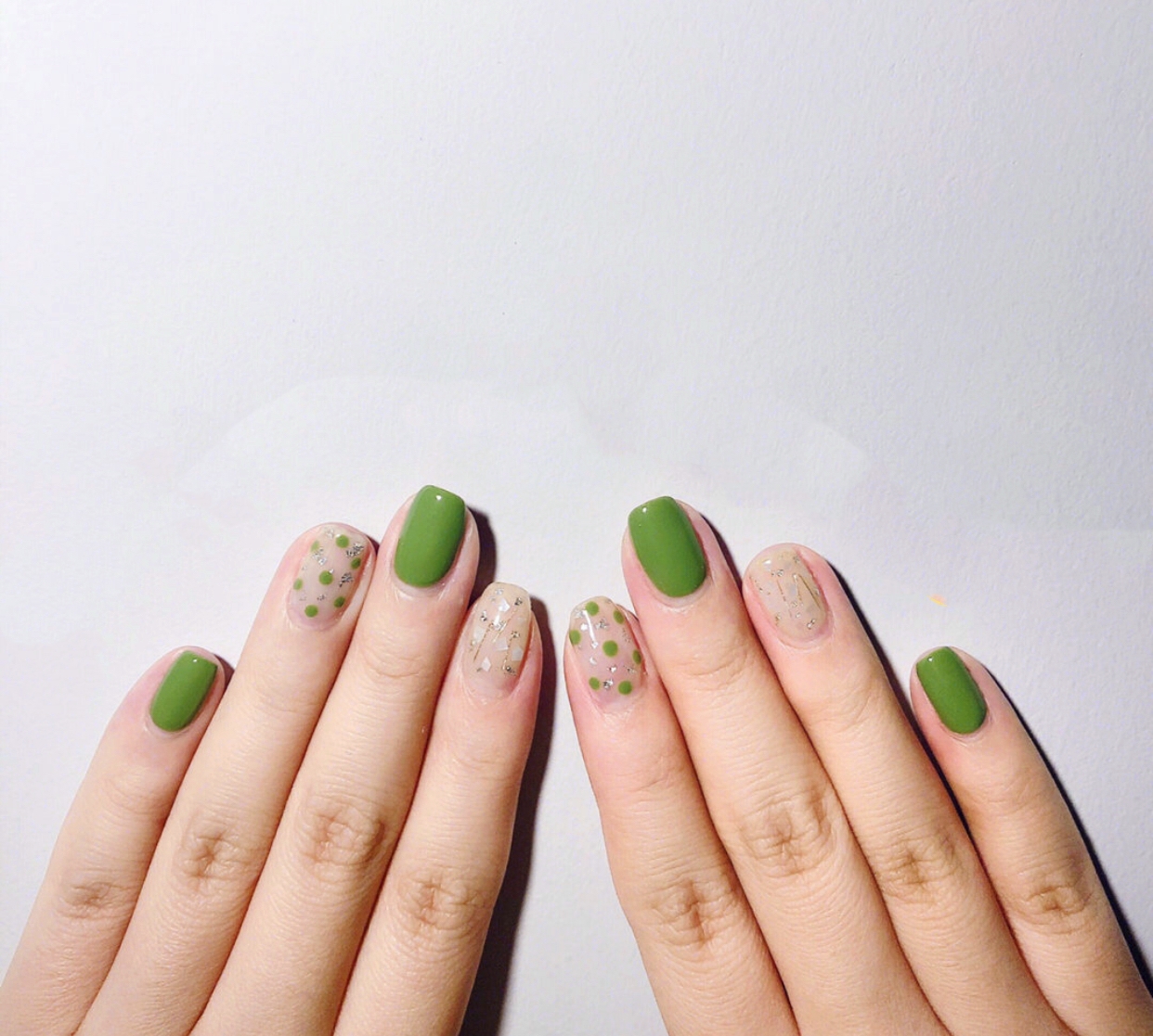 漂亮又显白的牛油果色美甲,让你的指尖也清凉一夏!_绿色