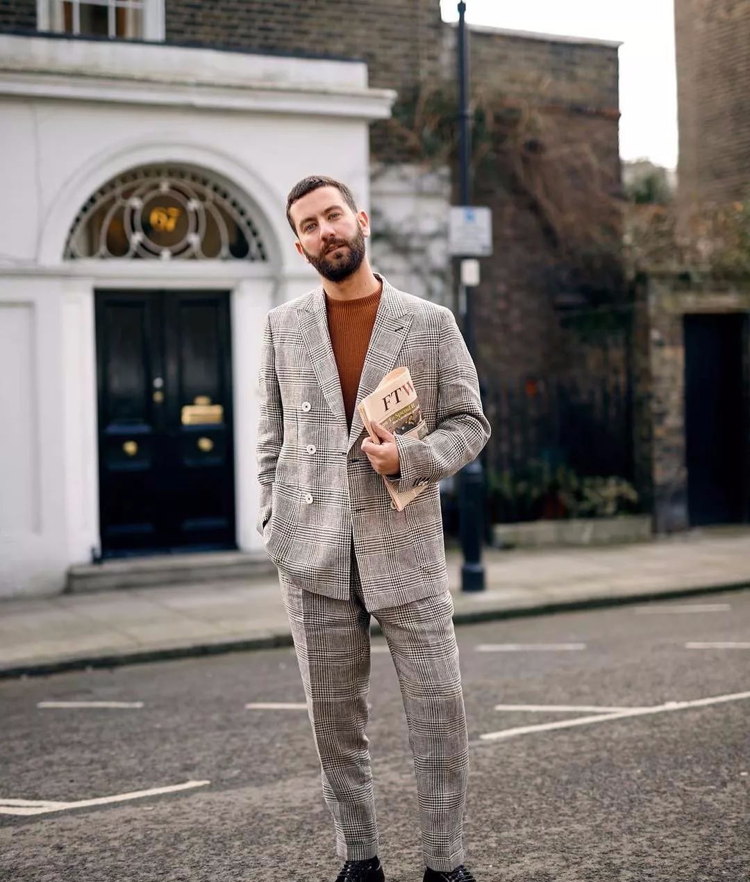 西装外套搭配t恤,呈现出简单质感的都会造型层次