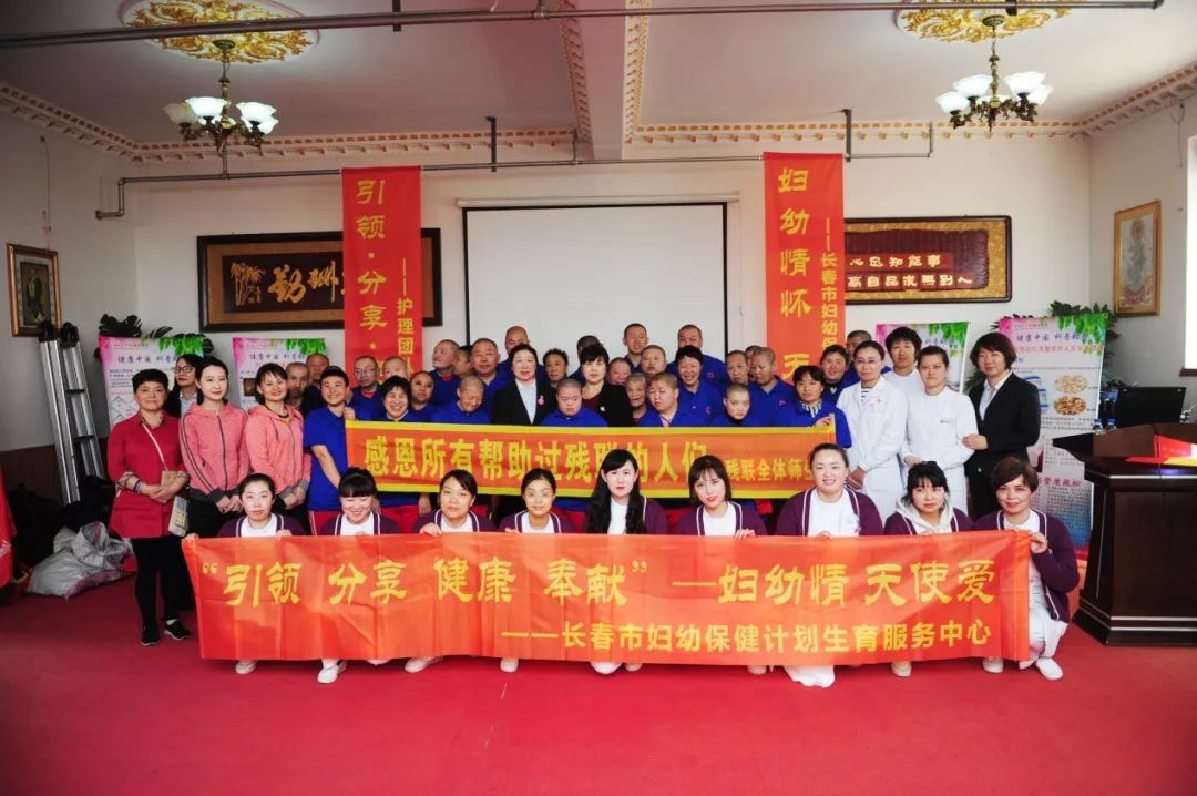 护理服务周祥和安养院的休养人员和护工幸福地笑了