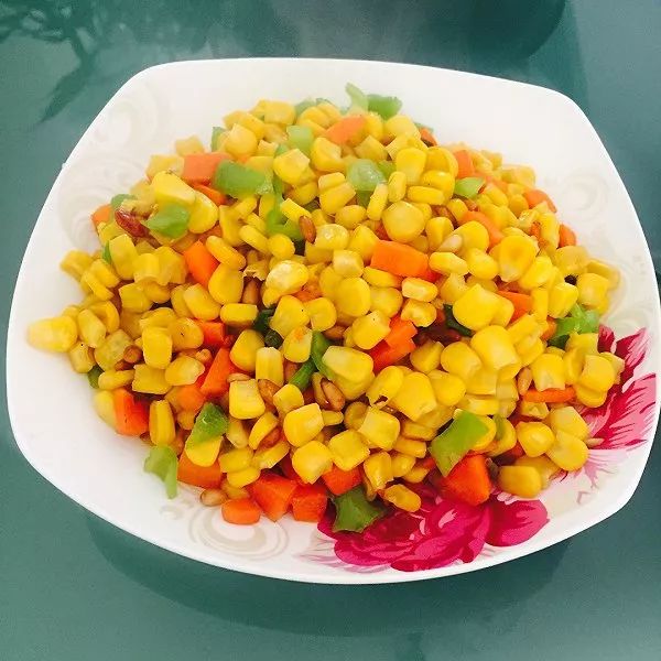 法:1,玉米洗净剥粒2,青,红椒切丁;胡萝卜去皮切丁3,把玉米粒放入锅中