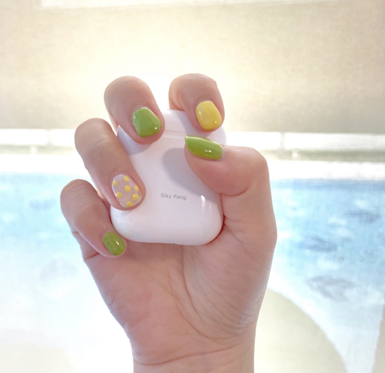 漂亮又显白的牛油果色美甲,让你的指尖也清凉一夏!